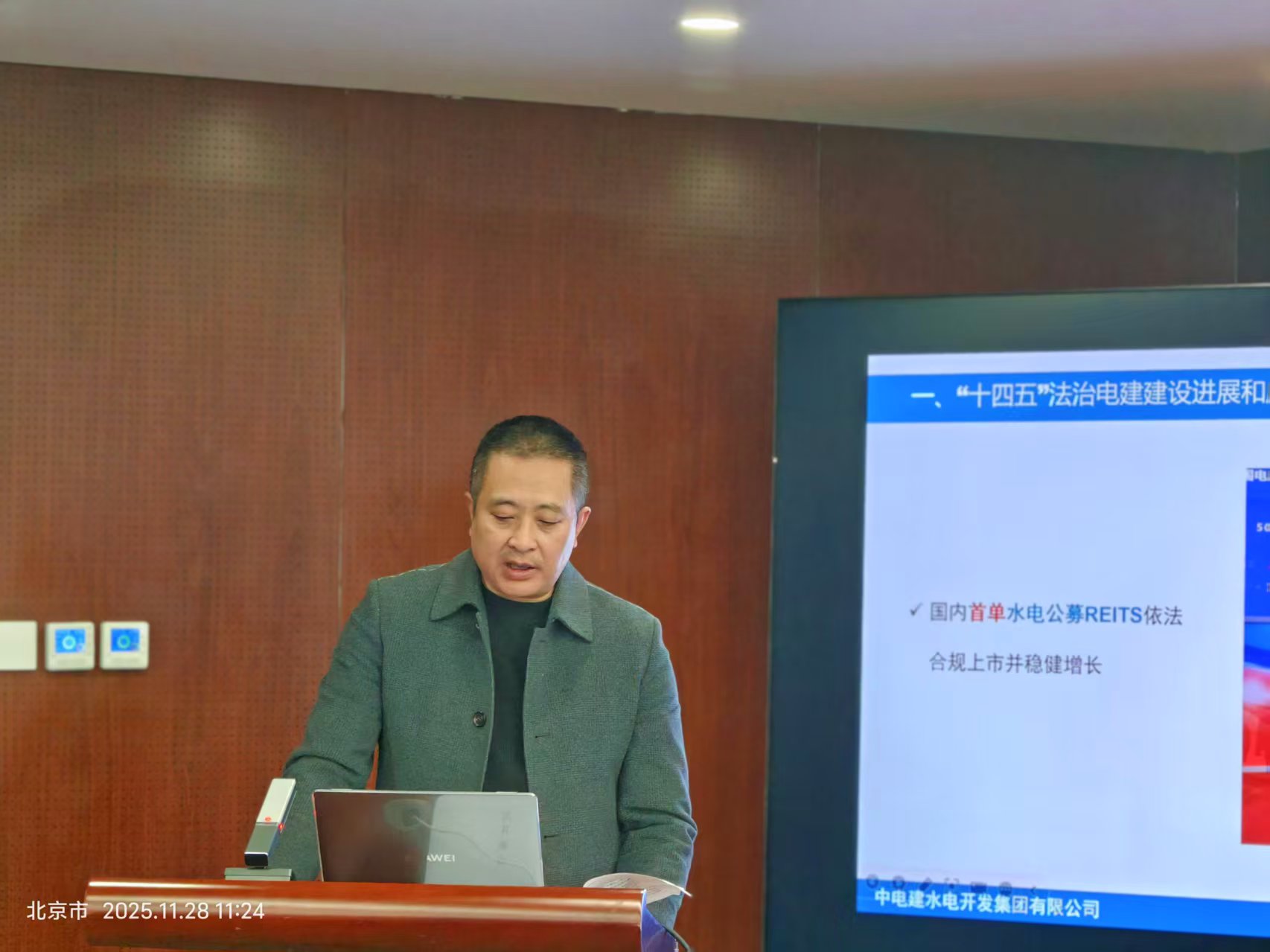 ffd48f69e8549b23d42b7547c31d758