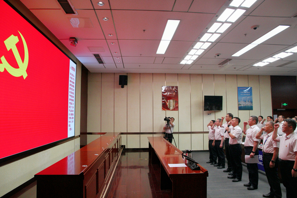 公司黨員干部七一重溫入黨誓詞.jpg